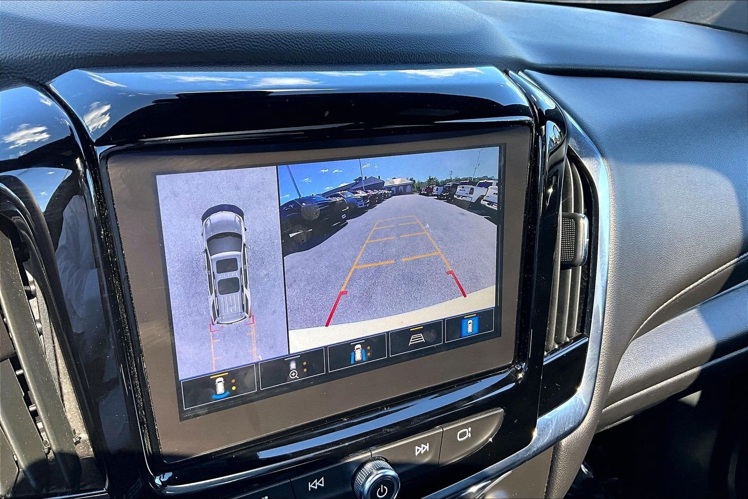 2023 Chevrolet Traverse AWD LT Leather
