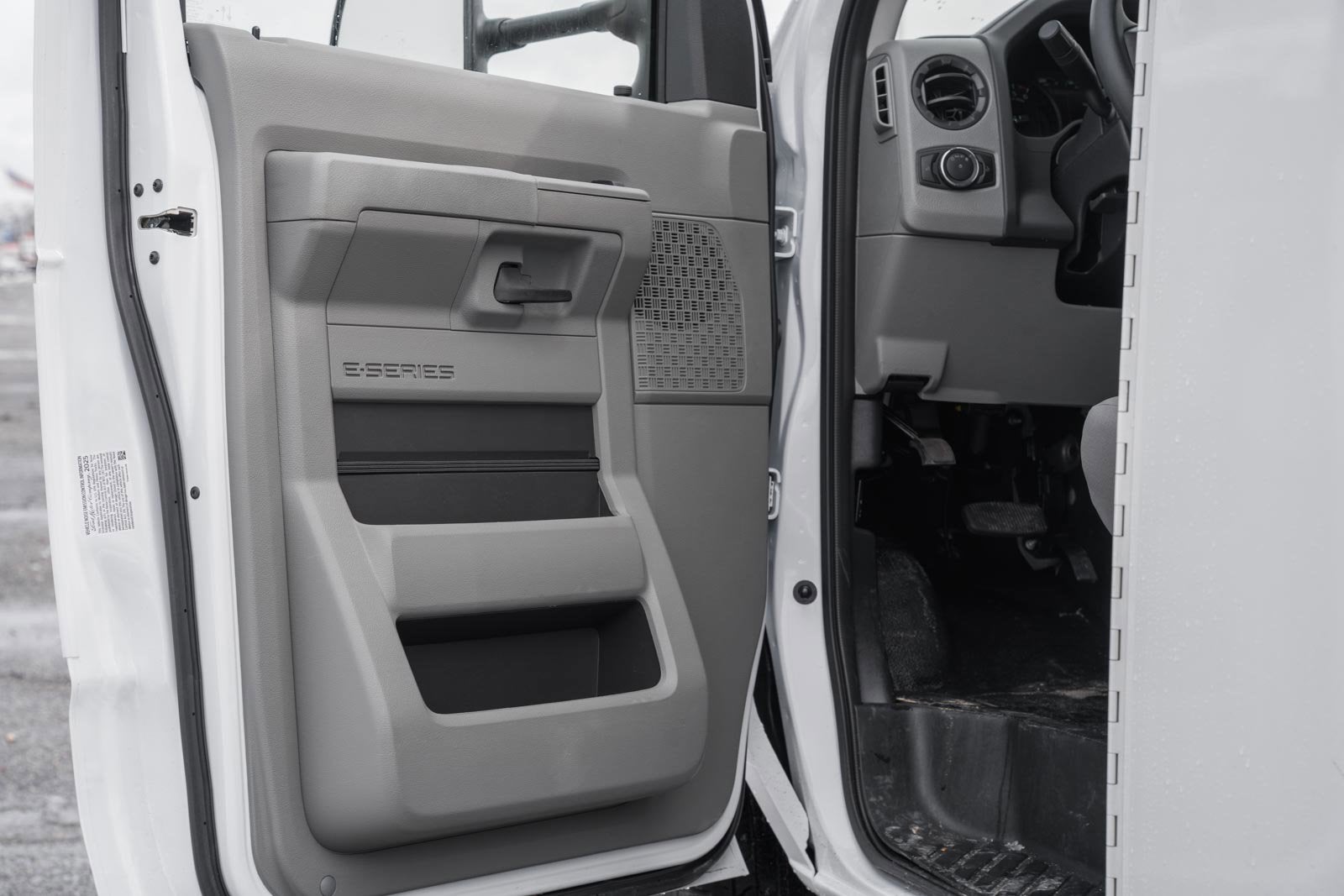 2026 Ford E-Series Cutaway E-350 SRW