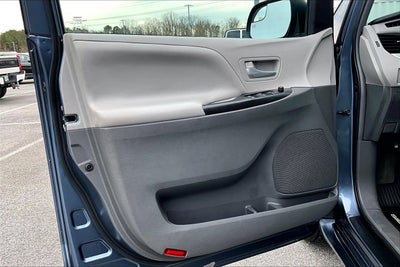 2017 Toyota Sienna LE Auto Access Seat