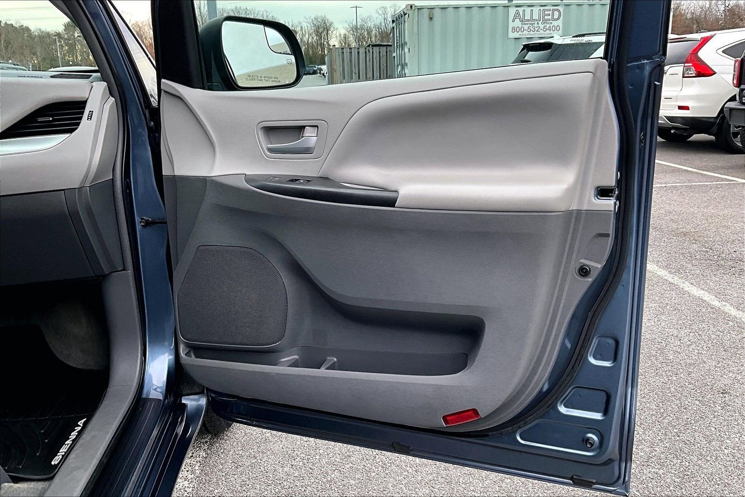 2017 Toyota Sienna LE Auto Access Seat