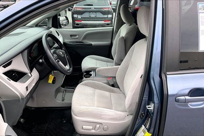 2017 Toyota Sienna LE Auto Access Seat