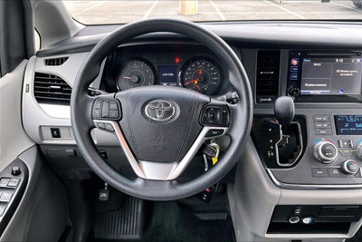 2017 Toyota Sienna LE Auto Access Seat